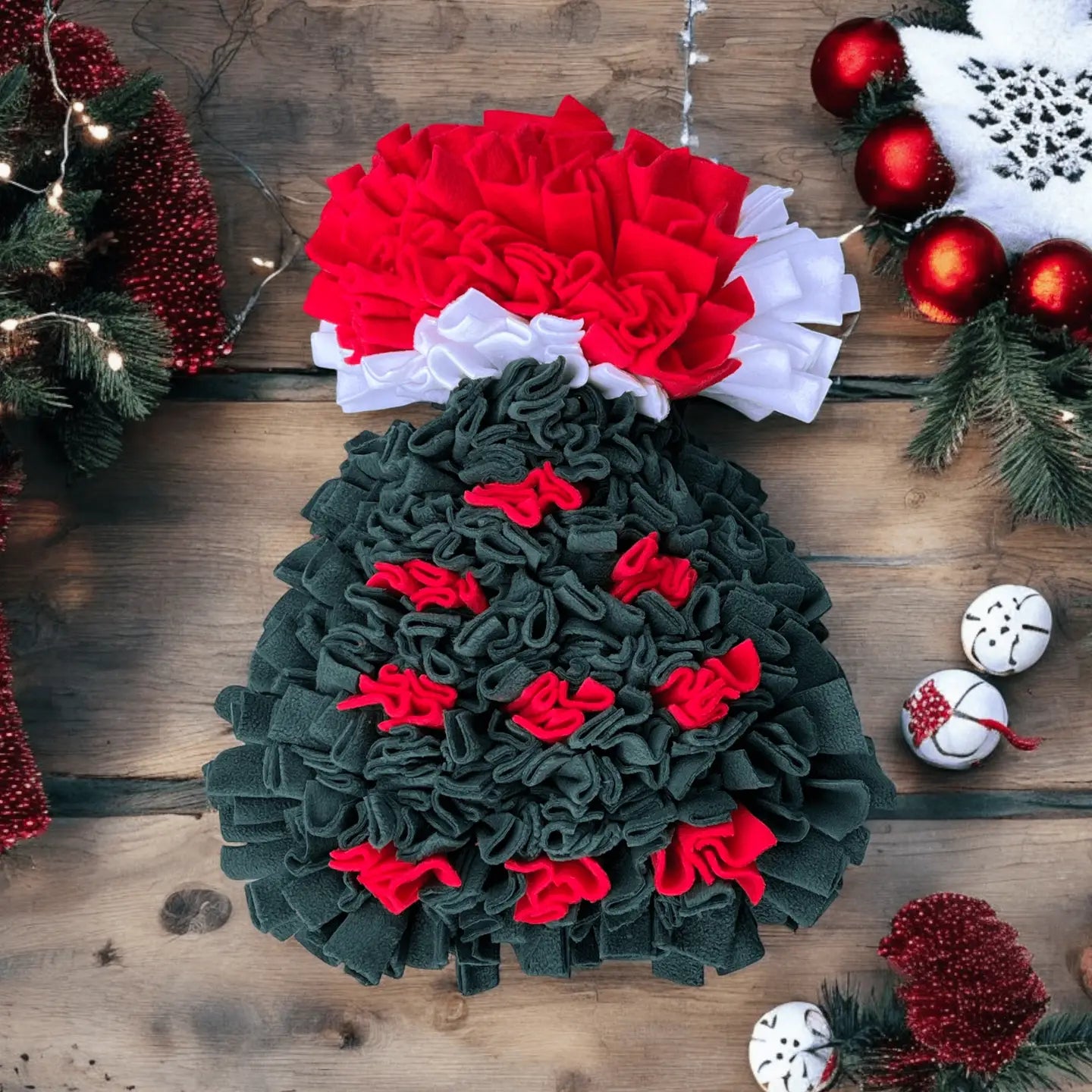 Schnüffelteppich Weihnachtsbaum mit Weihnachtsmütze